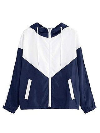 La imagen puede contener ropa, suéter, sudadera, abrigo y chaqueta