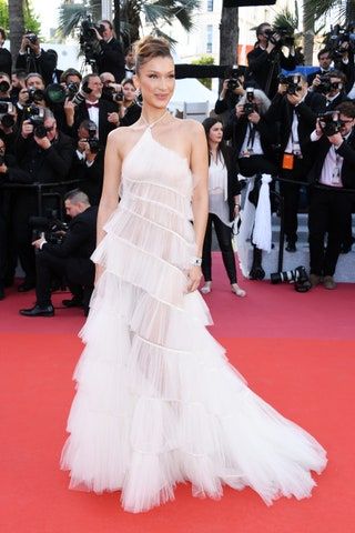Bella Hadid con un vestido de tul escalonado en la alfombra roja de Cannes