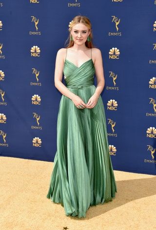 Bild könnte enthalten Mode Menschliche Person Kleidung Bekleidung Premiere Dakota Fanning Abendkleid Kleid und Robe