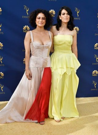 Bild könnte enthalten Ilana Glazer Menschliche Person Abbi Jacobson Modepremiere Hochzeit Hochzeitskleid Kleidung und Kleid