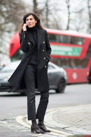 Bilden kan innehålla Emmanuelle Alt Kläder Kläder Kappa Skor Sko Överrock Människoperson Fordon och bil