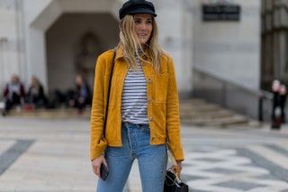 Bilden kan innehålla Kläder Kläder Människoperson Skor Sandra Beltrn Road Coat Jacka ärm och hona