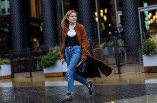 Bilden kan innehålla Jeans Byxor Kläder Kläder Denim Skor Sko Människoperson och ärm