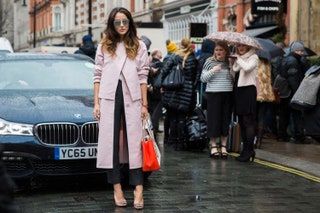 Bilden kan innehålla Kläder Kläder Människoperson Fordon Transport Bil Bil Elizabeth Jagger och kappa
