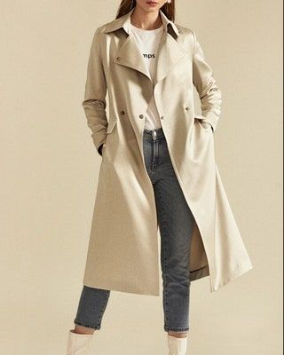 Slika lahko vsebuje Clothing Apparel Plašč in Trenč plašč