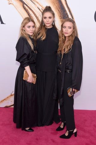 La imagen puede contener Elizabeth Olsen Persona humana Ropa Vestimenta Estreno de moda Estreno de alfombra roja y alfombra roja