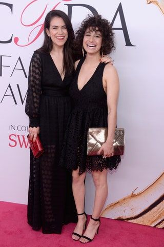 Esta imagen puede contener Ilana Glazer Persona humana Ropa Ropa Estreno y vestido de moda de Abbi Jacobson