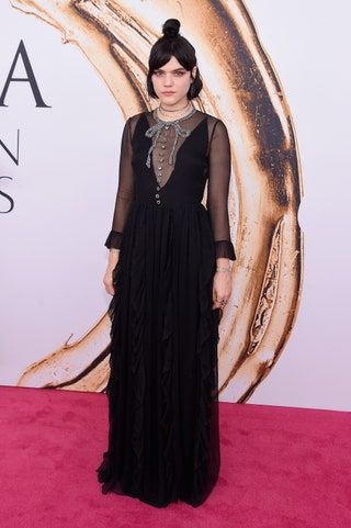 La imagen puede contener SoKo Moda Ropa Ropa Bata Vestido de noche Vestido Estreno Persona humana y Alfombra roja