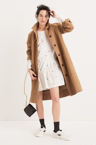 この画像には、衣料品のコートの人間とオーバーコートが含まれている可能性があります