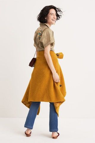 この画像には、衣料品アパレル人間の女性の人のドレスコスチューム人形のおもちゃと女性が含まれている可能性があります