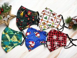 Set mit fünf farbenfrohen bedruckten Stoff-Gesichtsmasken für den Urlaub