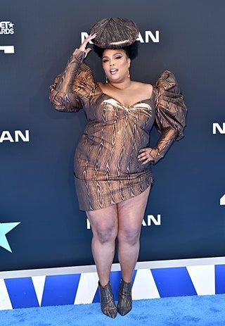 La imagen puede contener Ropa Vestimenta Persona humana Moda Calzado y calzado