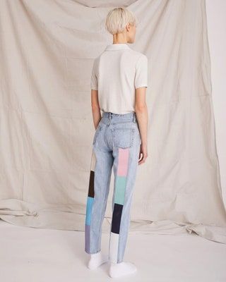 La imagen puede contener Ropa Ropa Pantalones Vaqueros de mezclilla Persona humana Decoración y manga del hogar