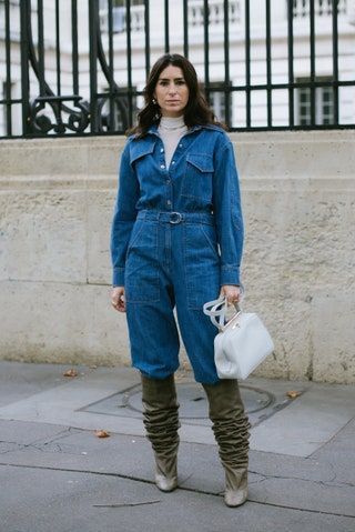 La imagen puede contener Pantalones Ropa Vestimenta Pantalones vaqueros de mezclilla Calzado Persona humana Zapato y bota
