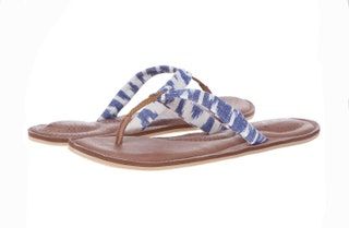 Bild kann Kleidung Schuhe Sandalen Bekleidung und FlipFlop enthalten