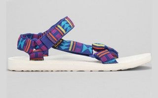 Bild könnte enthalten Bekleidung Bekleidung Schuhe Socken Schuh und Riemen