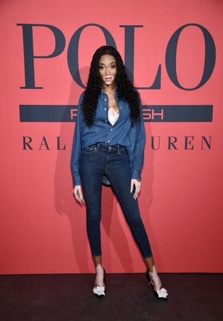 Bild könnte menschliche Person Winnie Harlow enthalten Kleidung Bekleidung Mode Schuhe Schuh Premiere und Hose