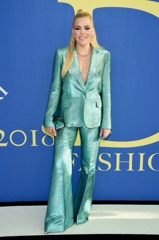 La imagen puede contener Abrigo Traje Ropa Abrigo Ropa Humano Mujer Persona Mujer Ocupado Philipps y Moda