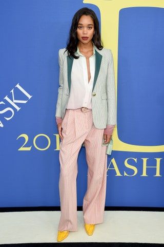 La imagen puede contener Laura Harrier Moda Persona humana Ropa Ropa y Estreno