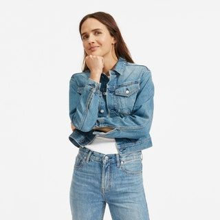 ženska v skrajšani denim jakni