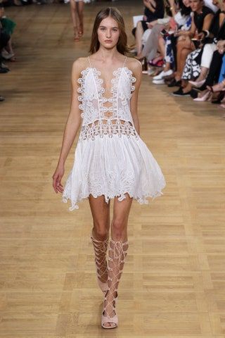 Bilden kan innehålla Människoperson Kjol Kläder Kläder Trä Lövträ Runway Flooring Aftonklänning och mode