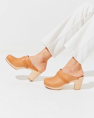 Bild kann enthalten Kleidung Bekleidung Schuhe Schuhe Mensch und Ferse