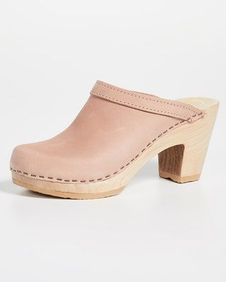Bild kann Kleidung, Kleidung, Schuhe, Schuhe und Clogs enthalten