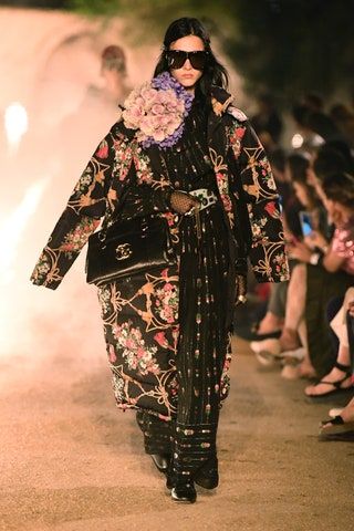 Bilden kan innehålla Kläder Kläder Människoperson Solglasögon Accessoarer Tillbehör Robe Modeklänning och Kimono