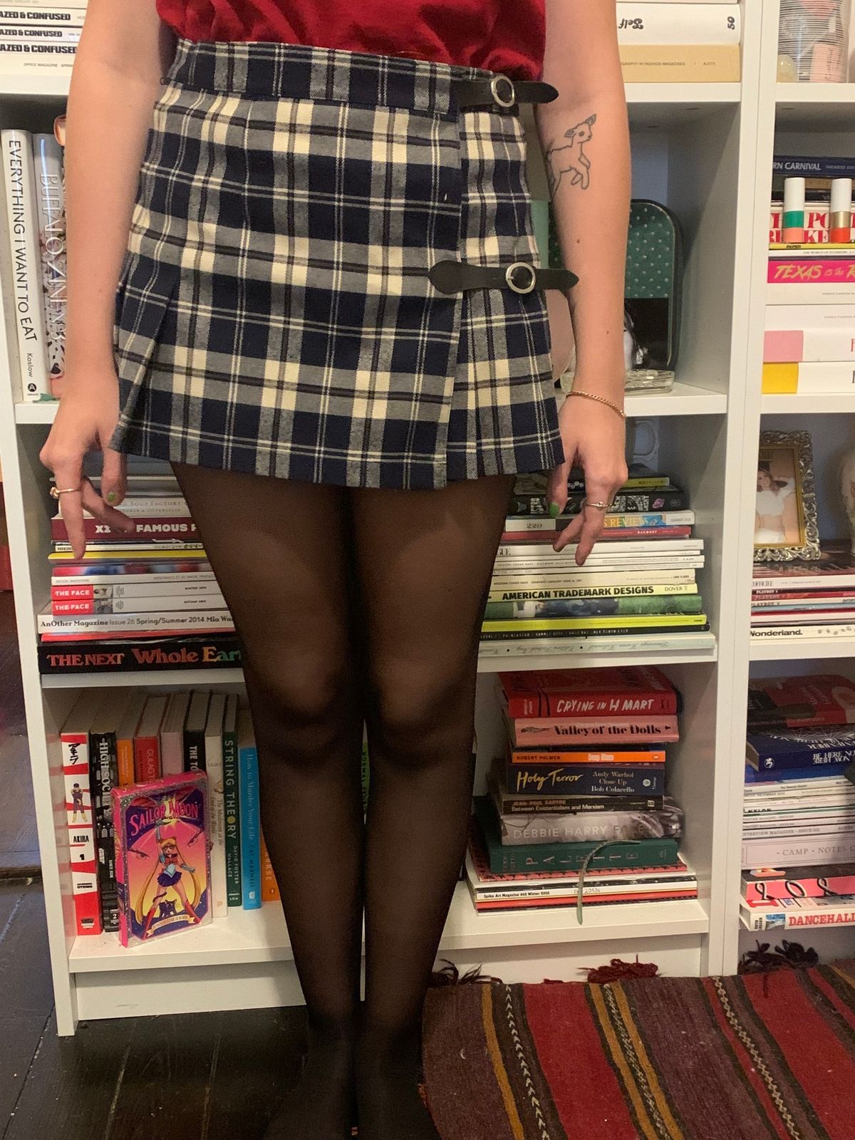 Bella trägt eine Sheertex-Strumpfhose