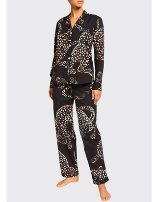 Das Bild kann Kleidung, Kleidung, menschliche Person, Hosen und Pyjamas enthalten