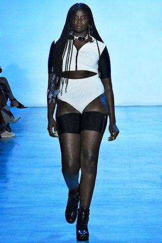 Slika lahko vsebuje Človeška oblačila, oblačila, modna moda in Noname