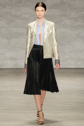 La imagen puede contener Ropa Vestimenta Persona humana Falda Manga Pasarela Manga larga Macarena Achaga Moda y bata