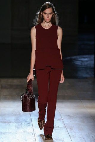La imagen puede contener Persona humana Ropa Calzado Ropa Moda y pasarela