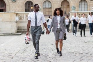 Bild kann enthalten Mensch Kleidung Schuh Schuhe Bekleidung Krawatte Zubehör Zubehör Händchen und Hand halten