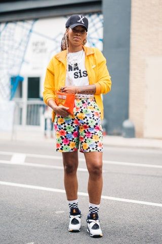 Bild kann enthalten Kleidung Kleidung Mensch Shorts Schuhe und Schuhe