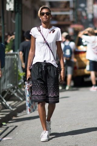 Bild kann enthalten Shorts Kleidung Kleidung Menschliche Person Schuhe Schuh Sonnenbrillen Zubehör Zubehör und Rock