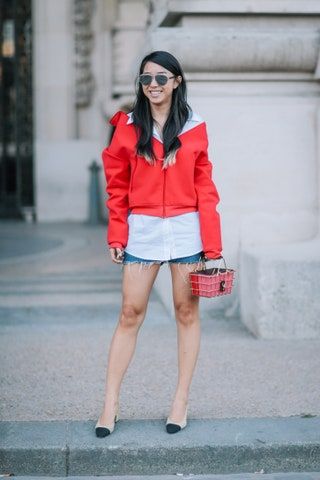 Bild kann enthalten Kleidung Kleidung Menschliche Person Shorts Sonnenbrille Zubehör Zubehör Weibliche Frau und Mantel