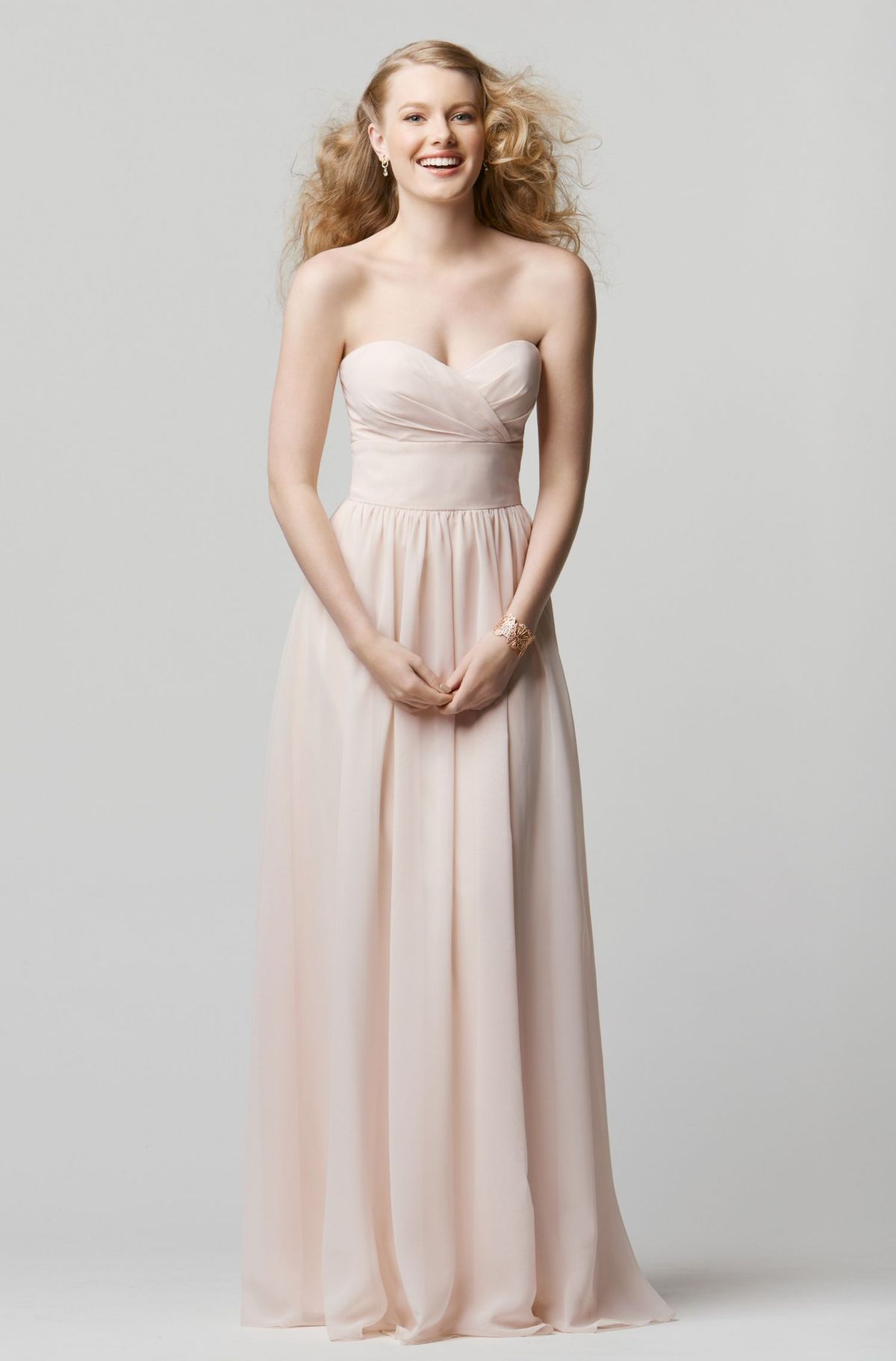 La imagen puede contener Ropa Vestimenta Vestido de boda Vestido de novia Traje de moda Persona humana Vestido y dama de honor