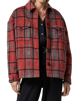 modelo con chaqueta roja a cuadros