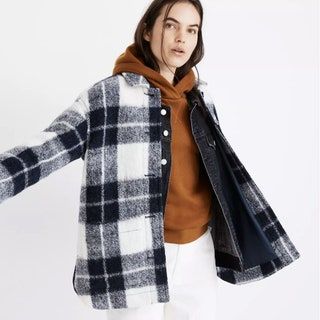 modelo con chaqueta blanco y negro
