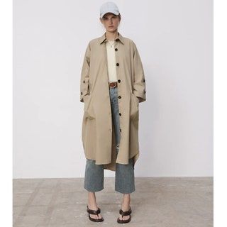 modelo vistiendo una larga chaqueta beige