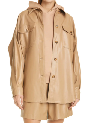 modelo con chaqueta beige de piel sintética