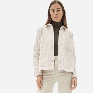 modelo con chaqueta blanca