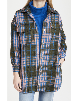 modelo vistiendo chaqueta a cuadros azul verde y lila