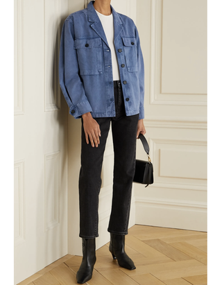 modelo con chaqueta azul