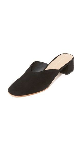 La imagen puede contener ropa, calzado y sandalias.