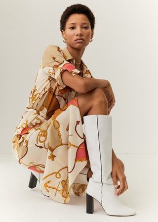 La imagen puede contener Ropa Vestimenta Persona humana Calzado Bata Moda Zapato y bata