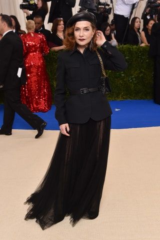 Slika lahko vsebuje Isabelle Huppert Človeška Oblačila Oblačila Obutev Čevelj Modna večerna obleka in ogrinjalo