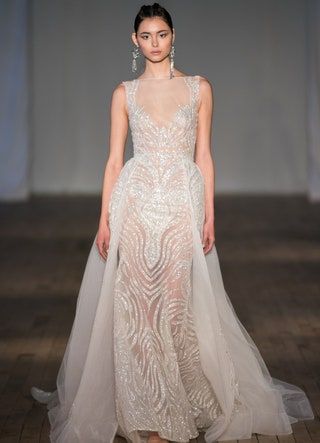 Slika lahko vsebuje Oblačila Oblačila Poročna obleka Obleka Poročna obleka Moda Človeška oseba in Večerna obleka