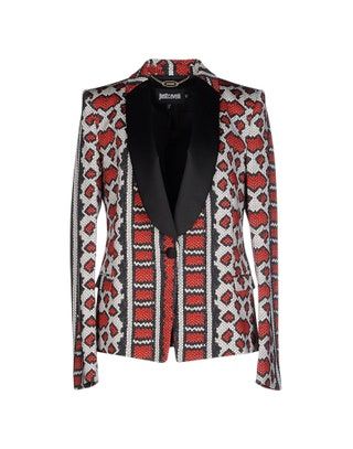 Den här bilden kan innehålla Kläder Apparel Jacka Kappa Blazer Sleeve Kostym Överrock och långärmad